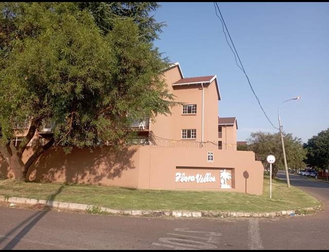 2 BEDROOM APARTMENT FOR SALE IN FLORIDA LAKE